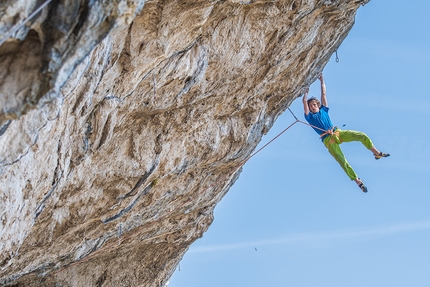 Scoglio dei Ciclopi, Rolando Larcher - Falesia dei Ciclopi: Alessandro Larcher su Empatia 8b