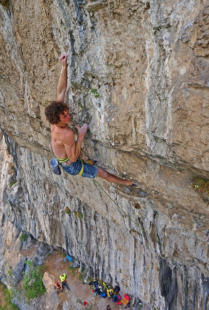 Scoglio dei Ciclopi, Rolando Larcher - Falesia dei Ciclopi: Adam Ondra sale Horror Vacui a-vista