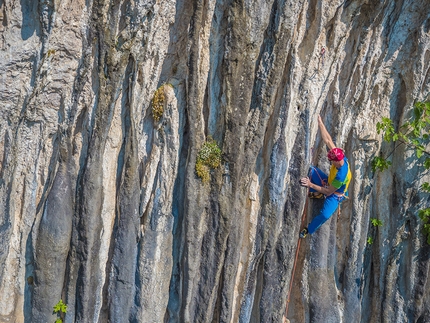 Scoglio dei Ciclopi, Rolando Larcher - Falesia dei Ciclopi: Rolando Larcher su Foreman Tube 8b