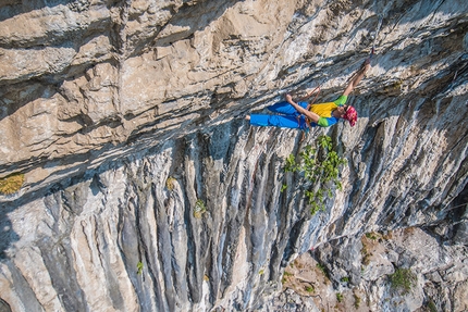 Scoglio dei Ciclopi, Rolando Larcher - Falesia dei Ciclopi: Rolando Larcher su Foreman Tube 8b