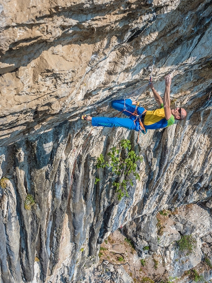 Scoglio dei Ciclopi, Rolando Larcher - Falesia dei Ciclopi: Rolando Larcher su Foreman Tube 8b