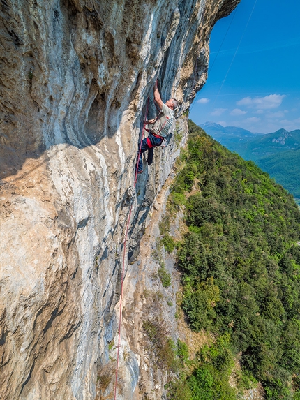 Scoglio dei Ciclopi, Rolando Larcher - Falesia dei Ciclopi: Zio Tibia, alias Marco Curti, in arrampicata alla falesia dei Ciclopi