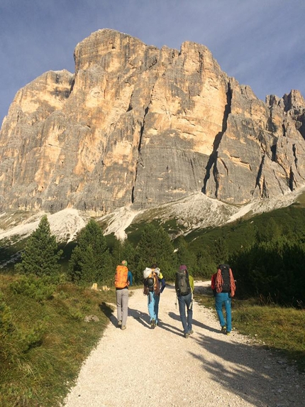 Corso aspiranti guida alpina 2017 - 2018 - Avvicinamento alla Tofana di Rozes durante il modulo roccia in Dolomiti del corso aspiranti guide alpine 2017 - 2018