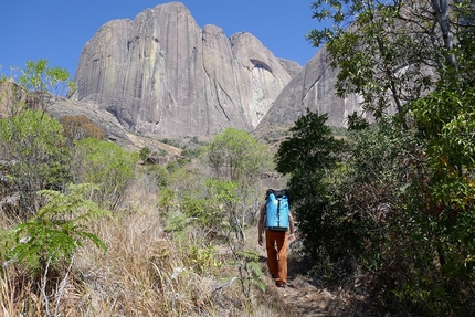 Tsaranoro, Madagascar, Tobias Wolf, Chris-Jan Stiller - Avvicinamento a Tsaranoro Be, massiccio di Tsaranoro, Madagascar (09/2017 Tobias Wolf, Chris-Jan Stiller)