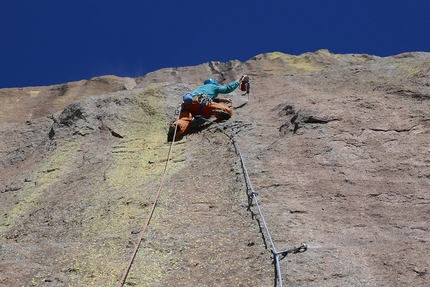 Tsaranoro, Madagascar, Tobias Wolf, Chris-Jan Stiller - Sul 10° tiro durante la prima salita di 'Lalan’i Mpanjaka', Tsaranoro Be, massiccio di Tsaranoro, Madagascar (09/2017 Tobias Wolf, Chris-Jan Stiller)