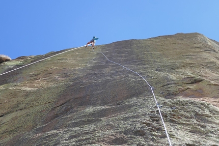 Tsaranoro, Madagascar, Tobias Wolf, Chris-Jan Stiller - Pitch 8, on the headwall of 'Lalan’i Mpanjaka', Tsaranoro Be, Tsaranoro massif, Madagascar (09/2017 Tobias Wolf, Chris-Jan Stiller)