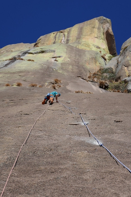 Tsaranoro, Madagascar, Tobias Wolf, Chris-Jan Stiller - Climbing pitch 4 during the first ascent of 'Lalan’i Mpanjaka', Tsaranoro Be, Tsaranoro massif, Madagascar (09/2017 Tobias Wolf, Chris-Jan Stiller)
