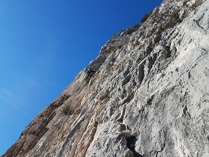 Leoni in gabbia, Monte Casale, Valle del Sarca, Gianni Canale, Aldo Mazzotti, Franco Cavallaro - Leoni in gabbia al Monte Casale: Franco Cavallaro in apertura del 6° tiro