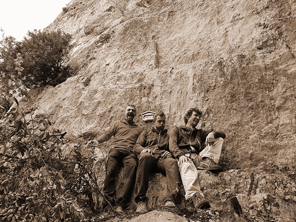 Leoni in gabbia, Monte Casale, Valle del Sarca, Gianni Canale, Aldo Mazzotti, Franco Cavallaro - Leoni in gabbia al Monte Casale: i tre leoni Gianni Canale, Aldo Mazzotti, Franco Cavallaro con targhetta 