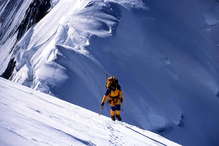 Jean-Christophe Lafaille, Annapurna - Alberto Inurrategi in salita verso il Campo 3 dell'Annapurna, maggio 2002