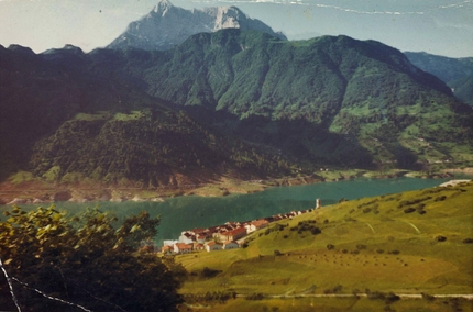 Diga del Vajont - Erto durante il massimo invaso del lago del Vajont. Al posto del centro ricostruito c'era una distesa di pascoli.