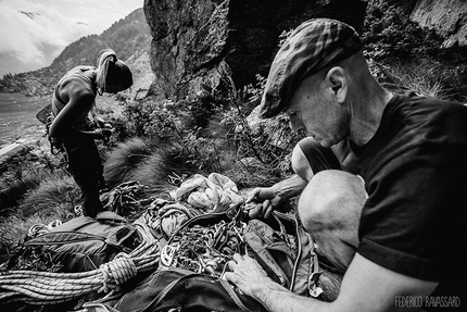 Vallone di Unghiasse, Federica Mingolla, Marzio Nardi, Federico Ravassard, Val Grande di Lanzo - Unghiasse: Federica Mingolla e Marzio Nardi, preparazione materiale d'arrampicata