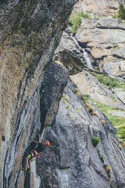 Vallone di Unghiasse, Federica Mingolla, Marzio Nardi, Federico Ravassard, Val Grande di Lanzo - Marzio Nardi in arrampicata a Unghiasse