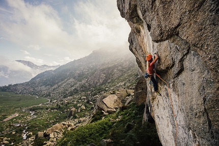 Vallone di Unghiasse, Federica Mingolla, Marzio Nardi, Federico Ravassard, Val Grande di Lanzo - Federica Mingolla in arrampicata trad a Unghiasse, estate 2017