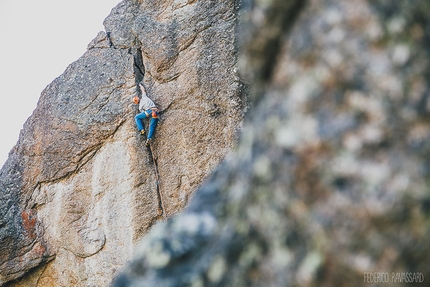 Vallone di Unghiasse, Federica Mingolla, Marzio Nardi, Federico Ravassard, Val Grande di Lanzo - Marzio Nardi in arrampicata trad sopra Pian delle Riane, Vallone di Unghiasse