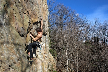 Arrampicare sull'acqua - le falesie della Gran Rotsa in Valle di Susa