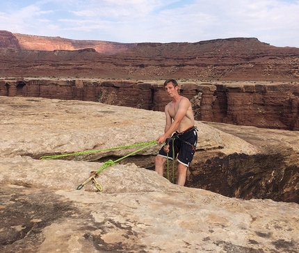 The Crucifix, Canyonlands, USA, Tom Randall, Pete Whittaker - Pete Whittaker pronto per calarsi