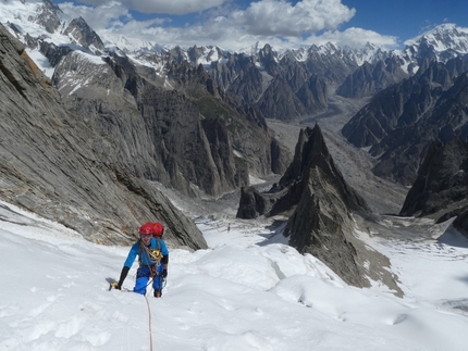 TransLimes 2017, Karakoram, Valli Kondus e Kaberi, Gian Luca Cavalli, Michele Focchi, Marcello Sanguineti - TransLimes 2017: durante la prima salita della via 'Amman in Kashmir' Fiost Broq 5850 m, anticima di una vetta di con quota stimata di circa 6150m chiamiamo da Gian Luca Cavalli, Michele Focchi, Marcello Sanguineti 'Black Rock Broq'