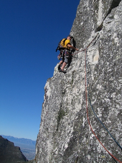 South Africa - Getting exposed on an easy Table Mountain Classis – Africa Crag (4c)