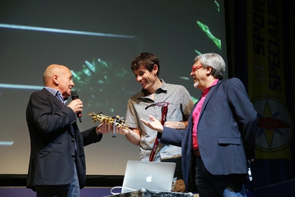 Alex Honnold - Sergio Longoni con Alex Honnold e l'interprete Luca Calvi durante la serata a Barzanò, Lecco, l'11 ottobre 2017 