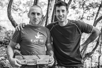 Alfredo Webber - Alfredo Webber con l'amico Patrick Bilatti dopo la salita di Thunder Ribes 9a a Massone, Arco