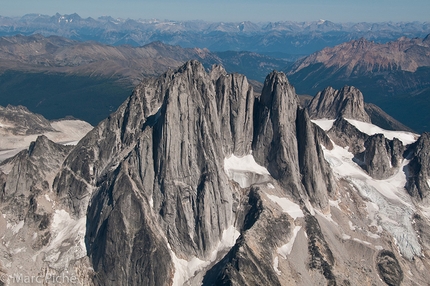 Bugaboos, Howser Towers, Canada, Leo Houlding, Will Stanhope - Le pareti ovest delle Howser Towers, Bugaboos, Canada. Da sinistra a destra: le torri Nord, Central e Sud