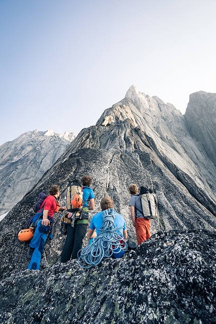 Bugaboos, Howser Towers, Canada, Leo Houlding, Will Stanhope - Waldo Etherington, Wilson Cutbirth, Leo Houlding e Will Stanhope osservano la via Becky / Chouinard (5.10, 600m) sulla Torre Sud dei Howser Towers, Bugaboos.