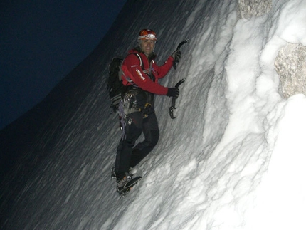 Capitan Sky-hook, Civetta, Dolomiti - Alessandro Baù e Nicola Tondini durante la prima invernale di Capitan Sky-hook.