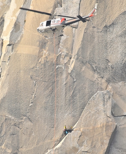 Quinn Brett, The Nose, El Capitan, Yosemite - Quinn Brett rescue operation on 11/10/2017: the helicopter returns and secures the litter to the longline