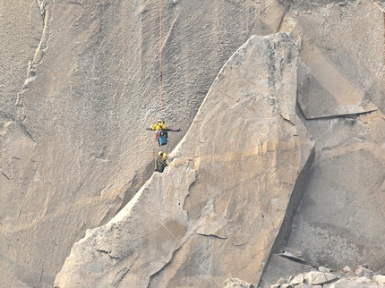 Quinn Brett, The Nose, El Capitan, Yosemite - Quinn Brett salvataggio il 11/10/2017: l'elicottero trasporta Quinn Brett insieme al ranger Aaron Smith