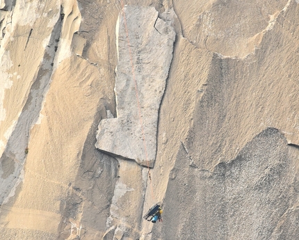 Quinn Brett, The Nose, El Capitan, Yosemite - L'elicottero trasporta Quinn Brett insieme al ranger Aaron Smith. Ben visibile la Boot Flake