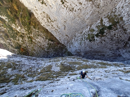 Seconda Pala di San Lucano, Dolomiti, Pale di San Lucano - Luca Vallata sulla placche centrale di 'Llops de mar', Seconda Pala di San Lucano, Dolomiti, aperta insieme a Santiago Padros il 16/10/2017