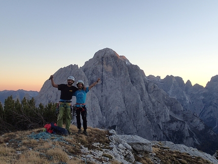 Seconda Pala di San Lucano, Dolomiti, Pale di San Lucano - Luca Vallata e Santiago Padros in cima alla loro 'Llops de mar', Seconda Pala di San Lucano, Dolomiti il 16/10/2017. Alle loro spalle con dietro l'Agner