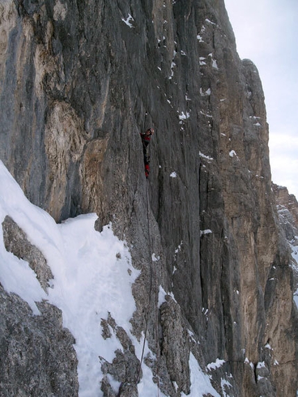 Capitan Sky-hook, Civetta, Dolomiti - Alessandro Baù e Nicola Tondini durante la prima invernale di Capitan Sky-hook.