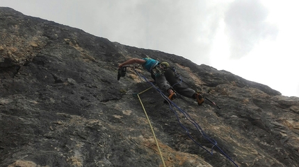 Spallone del Monte La Banca, Dolomiti, Marco Bozzetta, Roberto Ausermiller - Durante la prima salita di Flora Alpina, Spallone del Monte La Banca (2680m), Dolomiti (Roberto Ausermiller, Marco Bozzetta 08/2017)