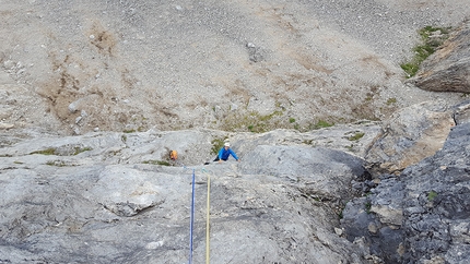 Spallone del Monte La Banca, Dolomiti, Marco Bozzetta, Roberto Ausermiller - Durante la prima salita di Flora Alpina, Spallone del Monte La Banca (2680m), Dolomiti (Roberto Ausermiller, Marco Bozzetta 08/2017)