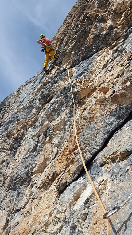 Spallone del Monte La Banca, Dolomiti, Marco Bozzetta, Roberto Ausermiller - Durante la prima salita di Flora Alpina, Spallone del Monte La Banca (2680m), Dolomiti (Roberto Ausermiller, Marco Bozzetta 08/2017)