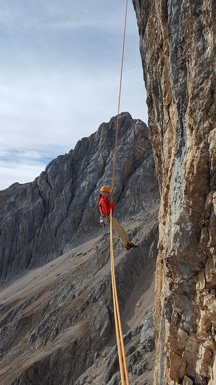 Spallone del Monte La Banca, Dolomiti, Marco Bozzetta, Roberto Ausermiller - Durante la prima salita di Flora Alpina, Spallone del Monte La Banca (2680m), Dolomiti (Roberto Ausermiller, Marco Bozzetta 08/2017)