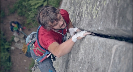 Arrampicata in fessura con le Guide Alpine italiane - La guida alpina Davide Spini dimostra come arrampicare in fessura