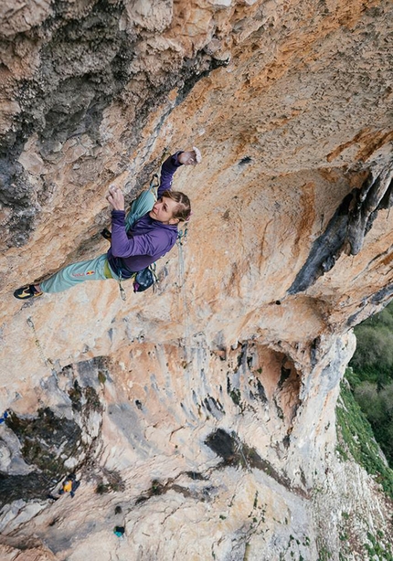 Angela Eiter primo storico 9b femminile con La planta de shiva in Spagna