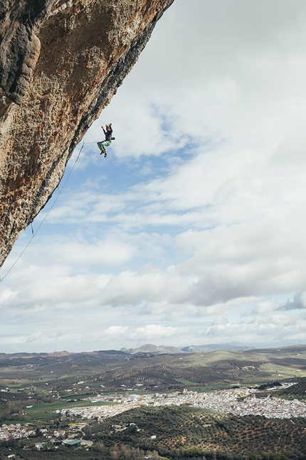 Angela Eiter - Angela Eiter falling off La planta de shiva at Villanueva del Rosario in Spain