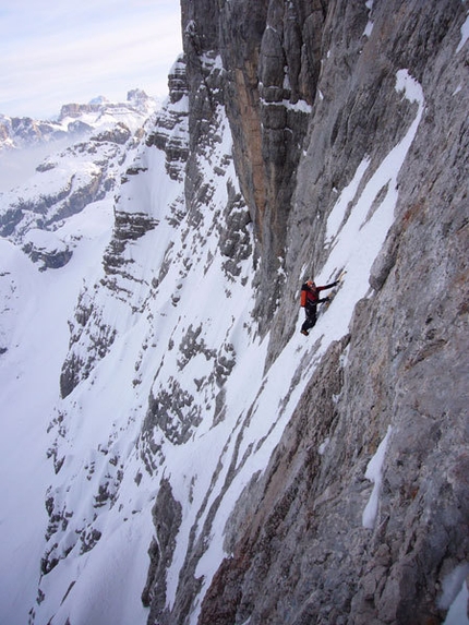 Capitan Sky-hook, Civetta, Dolomiti - Alessandro Baù e Nicola Tondini durante la prima invernale di Capitan Sky-hook.