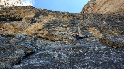 Sass de Mura, Dolomiti Feltrine, Lorenzo Corso, Patrick Gasperini, Diego Toigo - I tempi cambiano, Sass de Mura parete sud: Lorenzo Corso in apertura sul terzo tiro