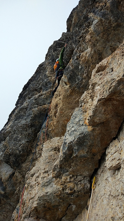 Sass de Mura, Dolomiti Feltrine, Lorenzo Corso, Patrick Gasperini, Diego Toigo - I tempi cambiano, Sass de Mura parete sud: Diego Toigo in apertura sul L8