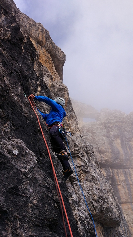 Sass de Mura, Dolomiti Feltrine, Lorenzo Corso, Patrick Gasperini, Diego Toigo - I tempi cambiano, Sass de Mura parete sud: Diego Toigo in apertura sul L9