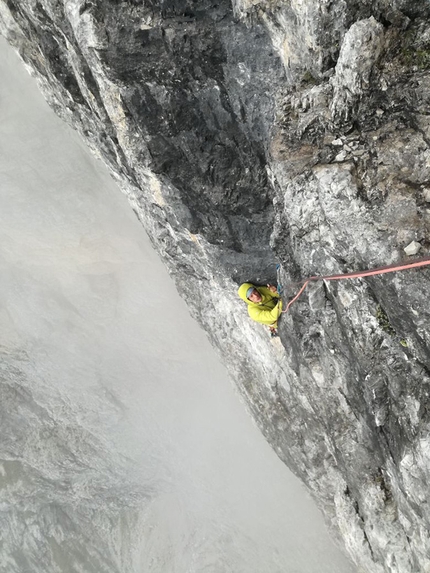 Sass de Mura, Dolomiti Feltrine, Lorenzo Corso, Patrick Gasperini, Diego Toigo - I tempi cambiano, Sass de Mura parete sud: Patrick Gasperini in uscita dal tratto chiave di L9