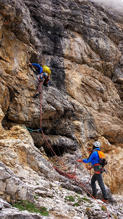 Sass de Mura, Dolomiti Feltrine, Lorenzo Corso, Patrick Gasperini, Diego Toigo - I tempi cambiano, Sass de Mura parete sud: in partenza di L12