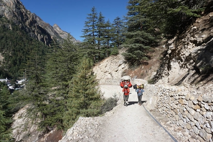 Shivling, Shiva’s Ice, Simon Gietl, Vittorio Messini - Shivling Shiva’s Ice: porters walking towards the source of the River Ganges