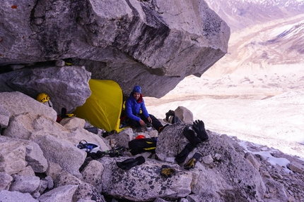 Shivling, Shiva’s Ice, Simon Gietl, Vittorio Messini - Shivling Shiva’s Ice: Vittorio Messini nel Campo 1 a 5000m