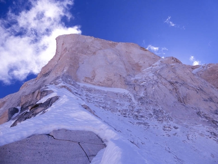 Shivling, Shiva’s Ice, Simon Gietl, Vittorio Messini - Shivling Shiva’s Ice: the headwall. Shiva's Line climbs directly upwards, while the Japanese route follows the obvious ramp rightwards